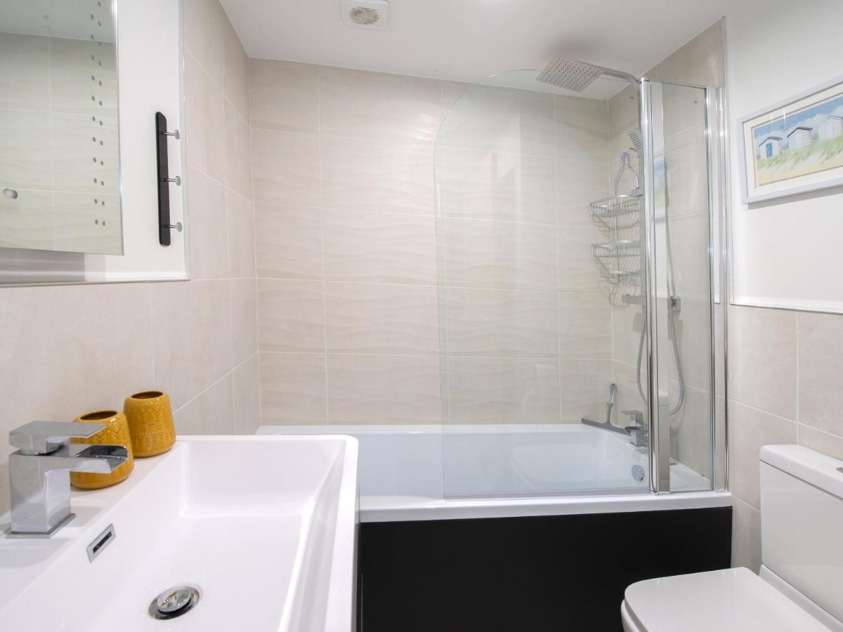 Harbour Sunset Villa Уитби Екстериор снимка